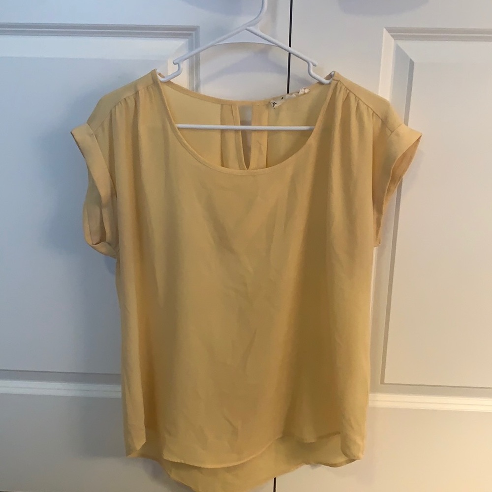 Large, pale yellow professional tee